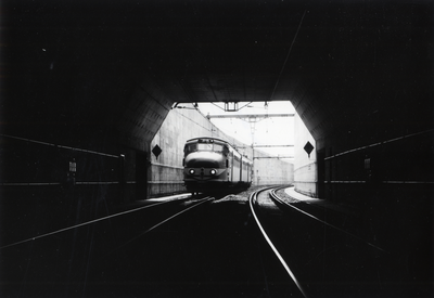170625 Afbeelding van een electrisch treinstel mat. 1954 (plan F, G, M of Q) van de N.S. in de Velsertunnel onder het ...